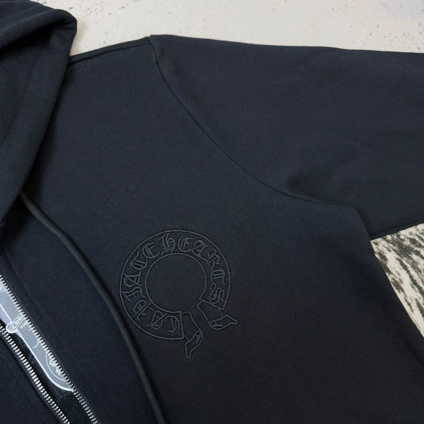P310 Chrome Hearts Miami limited-edition horseshoe embroidered leather label hooded jacket, the same style at ChromeHearts counters. Made of 430g double-strand double yarn pure cotton terry fabric. The original custom hardware zippers are restored in place. The handle is very textured. Three-dimensional and atmospheric. Versatile and easy to wear in autumn. Simple and elegant. It adopts the os version. The upper body effect is great. Suitable for all body types. Soft and comfortable. CH Sanskrit embroidered letters on the front and large horseshoe Sanskrit leather label on the back. The small mark on the hem is the finishing touch. It is machine washable. It will not fade or deform. It has complete accessories. Original mold opening. Perfect restoration. ZP 2:1. Same style for men and women. Versatile and not picky. Size: s m l xl. Color: black